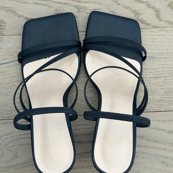 New Elegant Black Strappy Heels - Picture 3 of 5